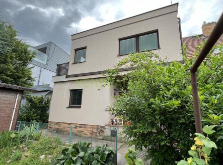 Bydlete ve vlastním domě se zahradou přímo v Praze! Nabízíme prodej nemovitosti v Modřanech.