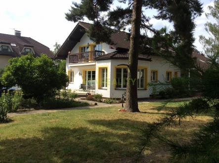 K prodeji velký rodinný dům na nádherném pozemku, v oblíbené lokalitě Praha - Újezd nad Lesy.