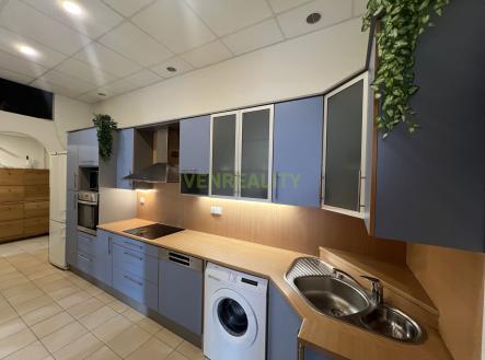 Pronájem skvělého bytu, 3 neprůchozí pokoje + kuchyň, cihla, ul. Svatoslavova, Nusle 74,4m2.