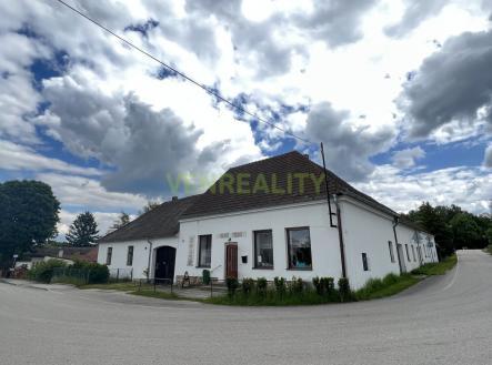 Jen 15km od Třeboně, v klidné obci Příbraz, Vám nabízíme rodinný dům se zahradou.