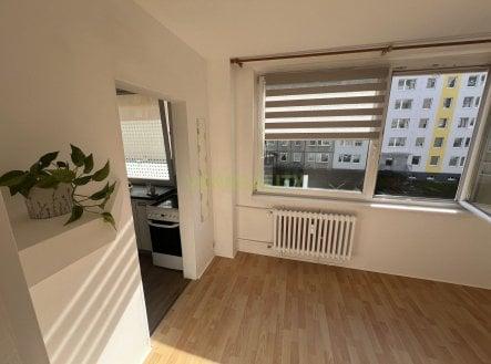 K pronájmu Vám nabízíme světlý, útulný byt 1kk upravený příčkou na 2kk, ulice Rodopská, v Modřanech.