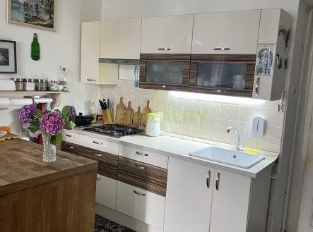 Za jednu cenu dvě nemovitosti!! Ojedinělá možnost koupě bytu  3kk, aktuálně 2 v 1, Vršovice.